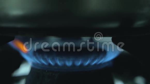 餐厅里的炊具上的天然气蓝色火焰视频的预览图