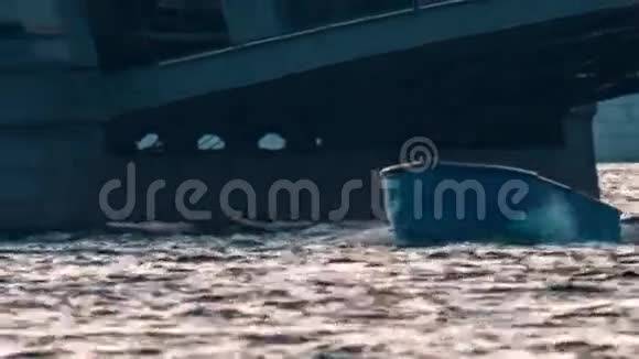 小渔船入河视频的预览图