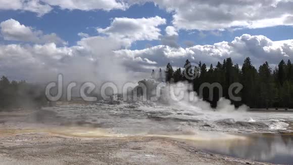 黄石国家公园老间歇泉和美丽的自然景观视频的预览图