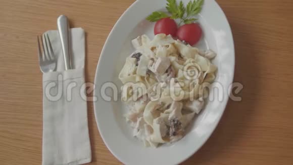 意大利风味咖啡馆里有肉和番茄面食特写意大利面条博洛尼亚风四起视频的预览图