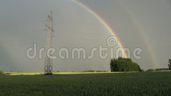 美丽的傍晚彩虹覆盖农田视频的预览图