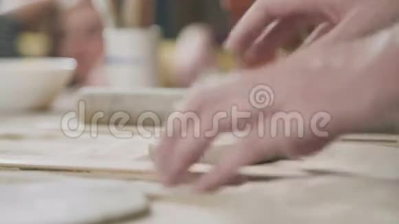 女人卷陶粒粘土专用工具从事陶瓷业的女人视频的预览图