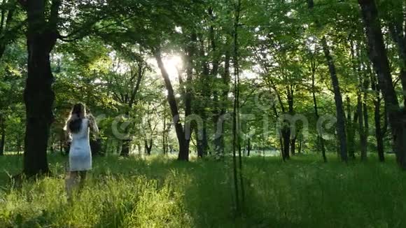 早晨的树林里有一束鲜花的女人视频的预览图