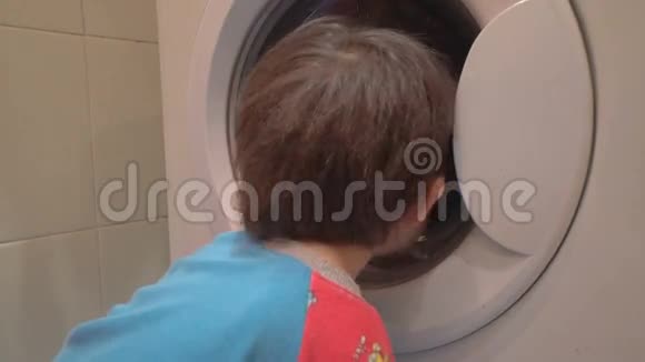 小男孩在洗衣机里看衣服视频的预览图