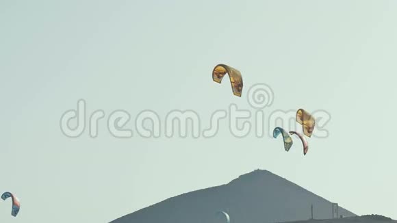 在天空和山脉背景下风筝稳定降落伞加那利群岛西班牙视频的预览图
