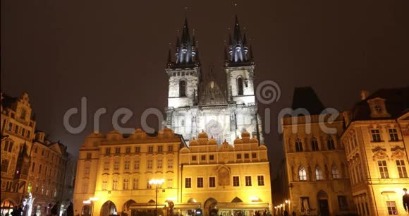 穿过老广场可以看到教堂时间推移布拉格中心广场布拉格城堡和旧城视频的预览图