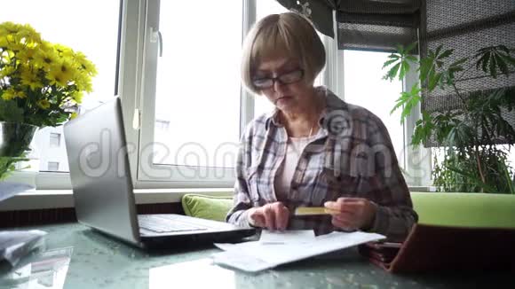 一个单身女性养老金领取者在你的电脑上工作视频的预览图