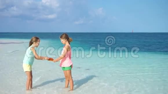 可爱的小女孩在白色的空海滩上有星星视频的预览图