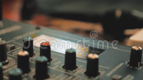 录音室与工程师或音乐制作人混合办公桌音频控制台混频器概念生活方式视频的预览图