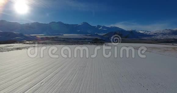 空中无人机在雪4k24fps中平行直线的镜头视频的预览图