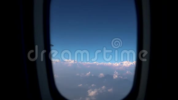 从飞机靠窗的座位上可以看到喜马拉雅山脉视频的预览图