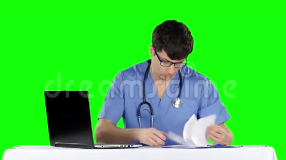 愤怒的医生摆姿势文件有问题绿色屏幕视频的预览图