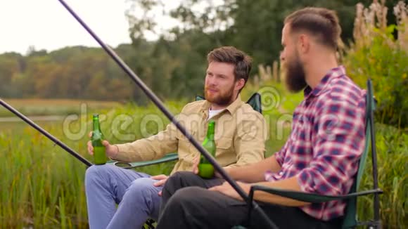 快乐的朋友在湖边钓鱼喝啤酒视频的预览图