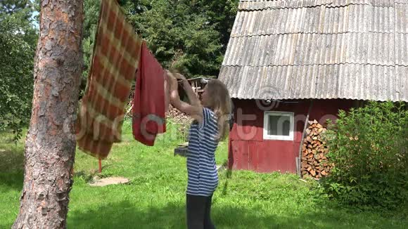 村里的村民把洗过的衣服挂在晾衣绳上4K视频的预览图