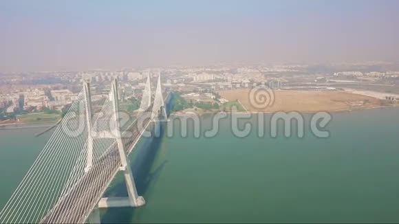 空中无人机飞过葡萄牙桥视频的预览图