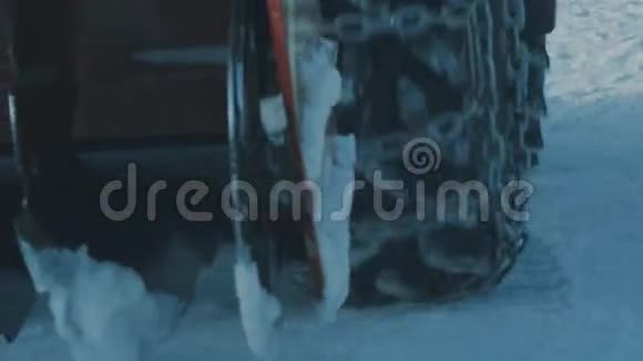拖拉机车轮上挂着链条在深雪中行驶视频的预览图