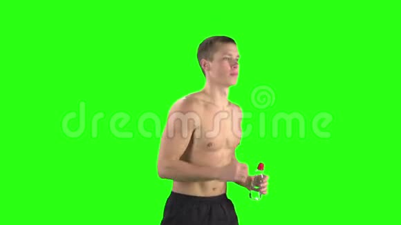 穿短裤的运动员擦汗跑步绿色屏幕慢动作视频的预览图