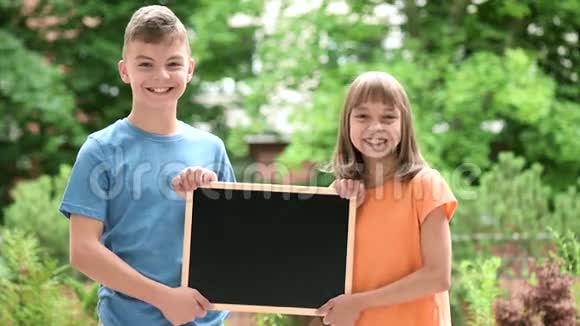 男孩和女孩带着黑板视频的预览图