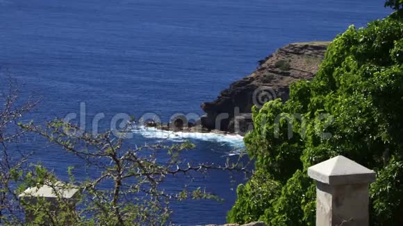 安提瓜和加勒比海海浪拍打着岩石视频的预览图