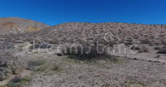 在莫哈韦沙漠上空的空中无人机镜头4k24fps视频的预览图