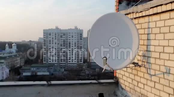 卫星从摩天大楼的屋顶播送景色视频的预览图