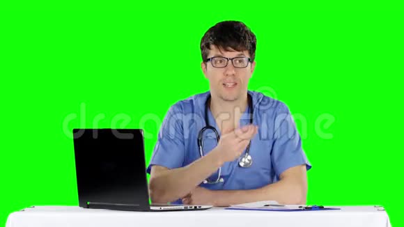 咨询室男医绿色屏幕视频的预览图