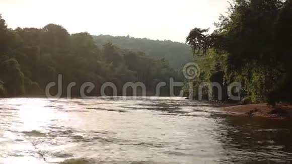 葵河边漂流时拍摄泰国Kanchanaburi视频的预览图