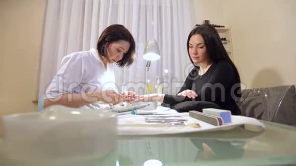 美容院或水疗中心专业修指甲的程序视频的预览图