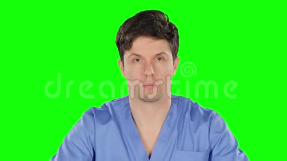 医生戴上保护面具绿色屏幕视频的预览图