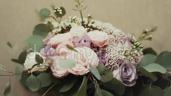 桌上漂亮的新娘花束视频的预览图