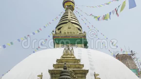 尼泊尔加德满都的古代著名的Sawayambhunath猴子寺庙视频的预览图