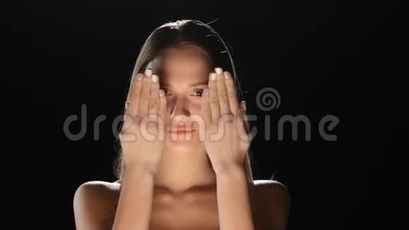 女孩用牙套遮住她的脸表现出不同的情绪黑色视频的预览图