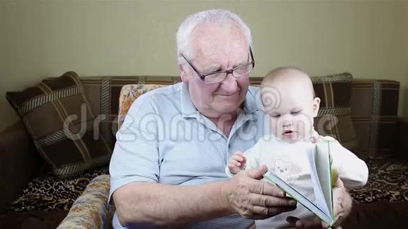 祖父和女婴正在读一本书视频的预览图