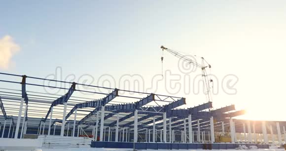 现代仓库建筑工地一栋崭新的商业建筑的钢结构映衬出一片蔚蓝视频的预览图