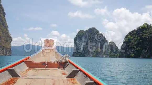 传统的泰国长尾船在美丽的朱兰湖与山脉航行高清慢速运动泰国范恩加视频的预览图