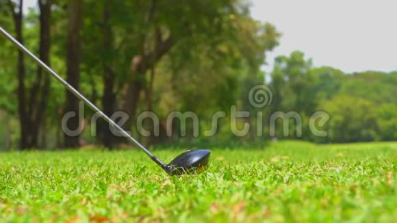 慢动作高尔夫球手打高尔夫球视频的预览图