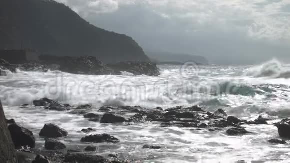 粗糙的海洋波浪冲击岩石视频的预览图