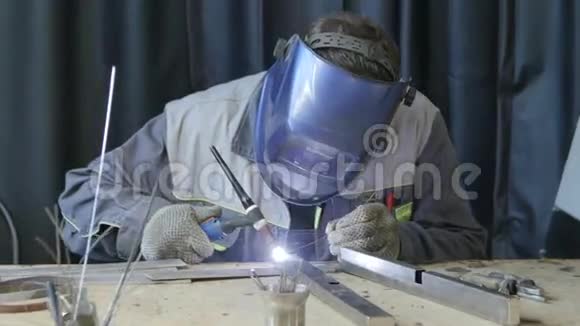 工人使用气体焊接装置金属细节视频的预览图