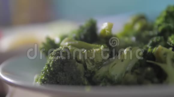煮熟的西兰花美味的健康食品素食放慢视频去吸烟的食物热素食主义视频的预览图