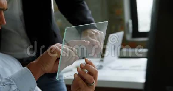 管理人员讨论玻璃数码平板电脑4k视频的预览图
