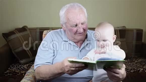 祖父和女婴正在读一本书视频的预览图