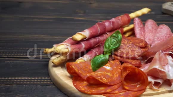 意大利肉盘视频意大利火腿切片香肠和格里西尼视频的预览图