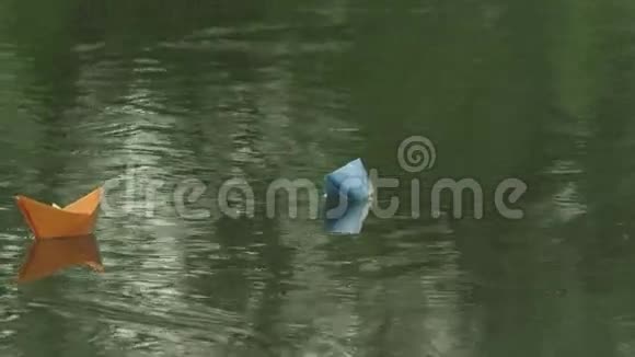 两艘纸船在河中漂流视频的预览图