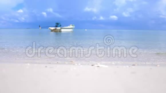 科芬甘热带天堂蓝绿色的海帆船在阴天在美丽的天空背景上视频的预览图
