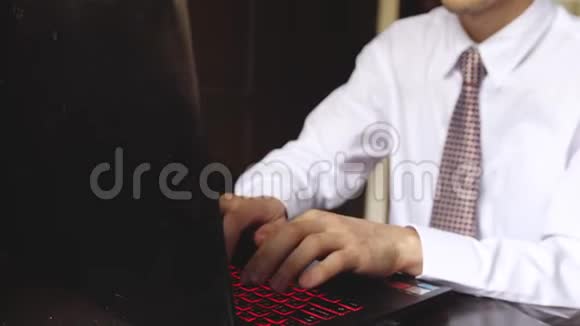 在办公室工作的年轻商人年轻人在笔记本电脑上打字快关门3840x2160视频的预览图