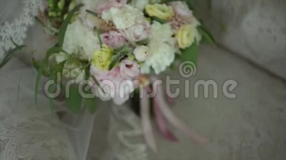 婚礼花束躺在漂亮的椅子上视频的预览图
