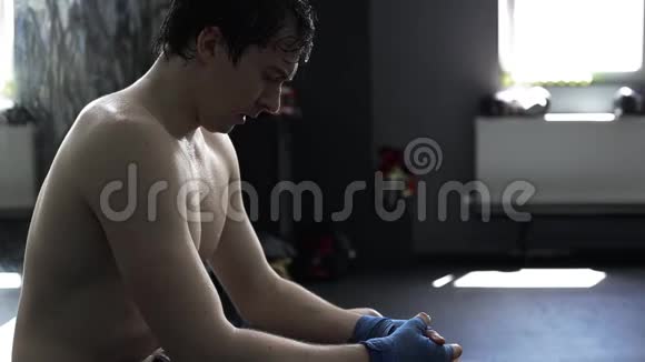 运动员训练后在健身房的长凳上休息视频的预览图