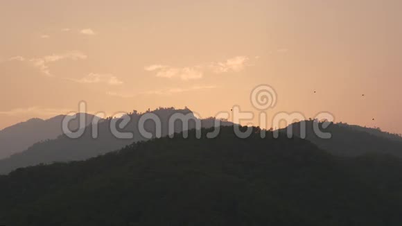 血红的夕阳在山上视频的预览图