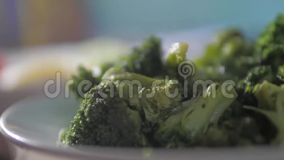煮熟的西兰花美味的健康食品素食放慢视频吸烟热食素概念视频的预览图