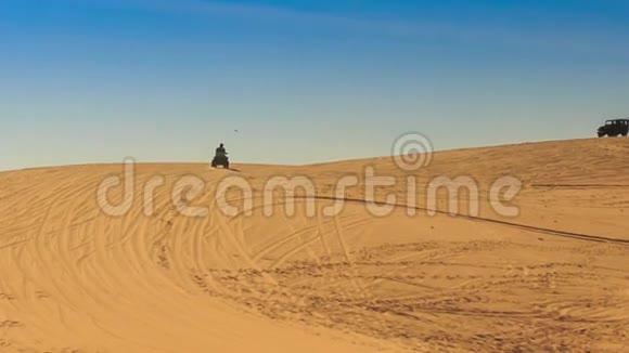 白沙沙丘四方跑道在天际线上视频的预览图